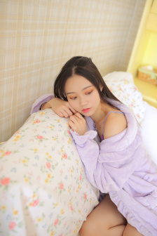 美女穿露衣服男人