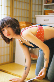女班长哭着说不能生孩子视频